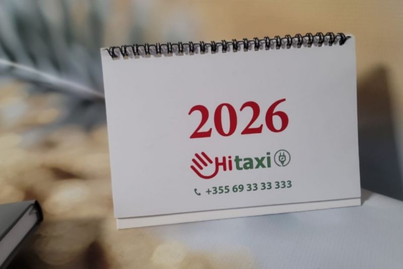 kalendar tavoline per personalizim biznesi, prodhim kalendar 2026 tirane, kalendar reklamash me logo, kalendar tavoline me dizajn profesional, kalendar personalizuar per kompani, kalendar marke me printim 4 ngjyra, kalendar per zyra dhe lokale